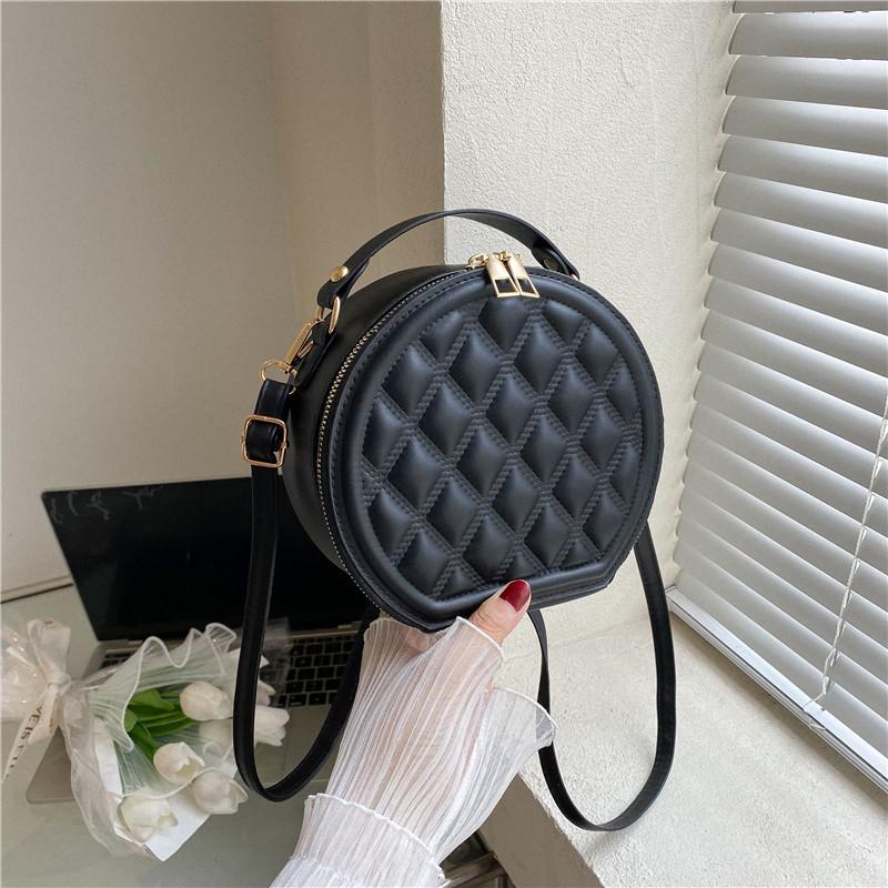 

Solid color rhombus sewing line simple women s shoulder bag autumn trend fashion texture oblique span bag чёрный