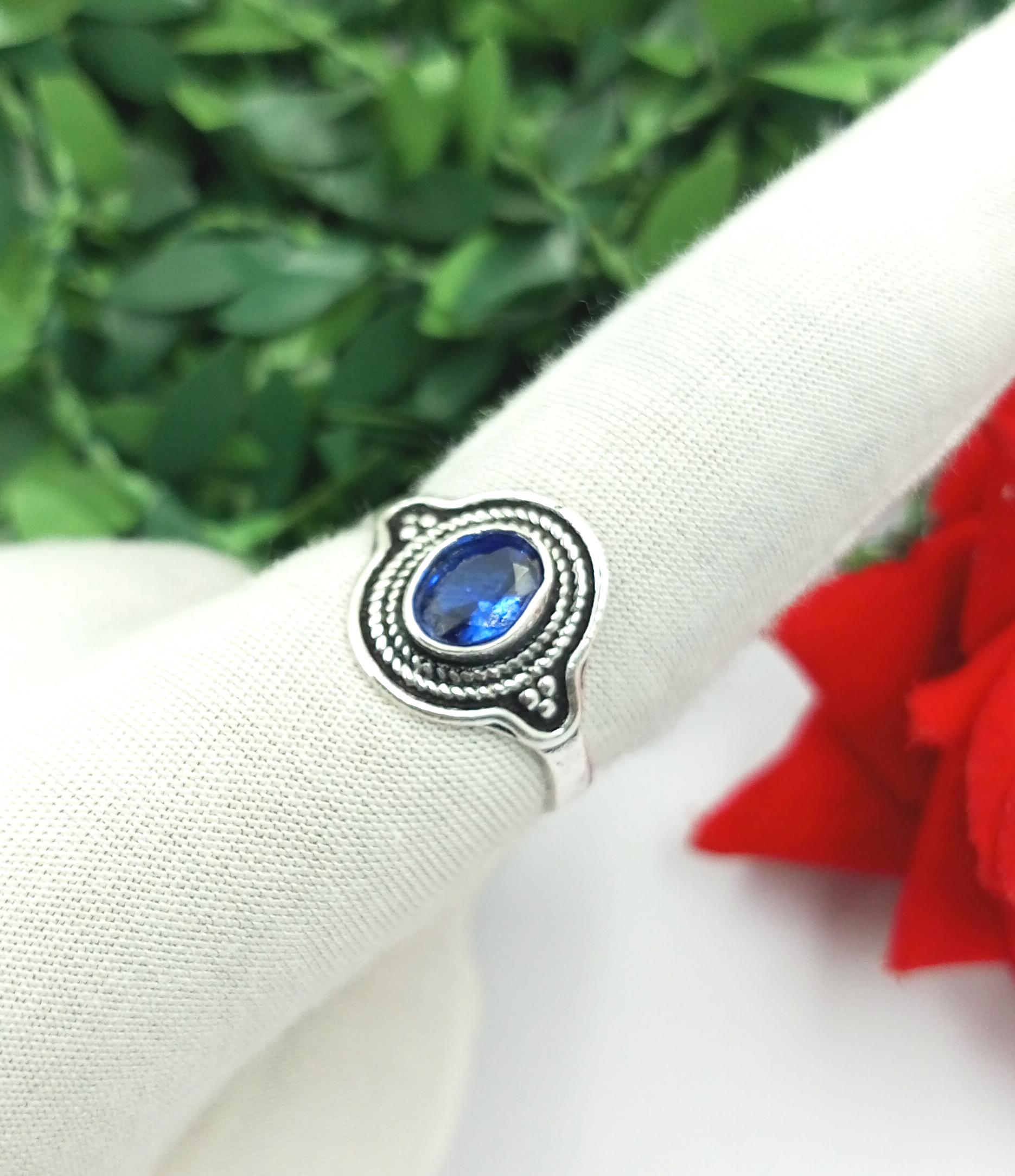 

Литое кольцо из удивительного голубого топаза со стеклом 925 пробы и серебром, 1 шт.