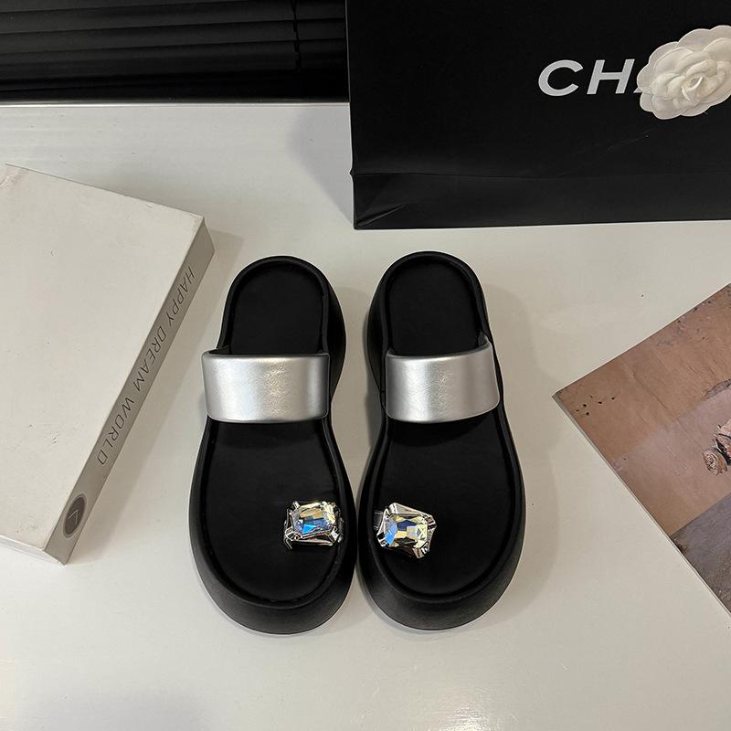 Small height increase cool slippers versatile slippers women's summer wear muffin bottom cover toe rhinestone thick bottom cool slippers
