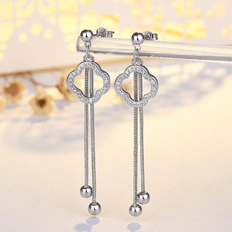 BELLA BOX S925 Silver Needle Little Fragrance Four-Leaf Clover Earrings, A New 2025 Light Luxury Niche Ear Ring Accessory For Women