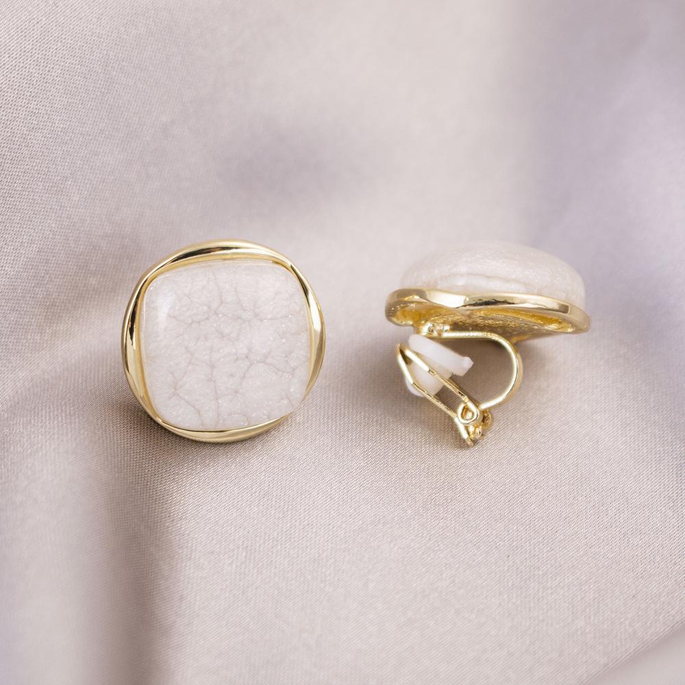 Elegant Clip-On Triangle Earrings for Non-Pierced Ears - Versatile, Light Luxury for Everyday Wear.