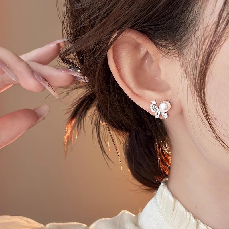 Fresh and Small Butterfly Stud Earrings Women's Design Earrings Earrings