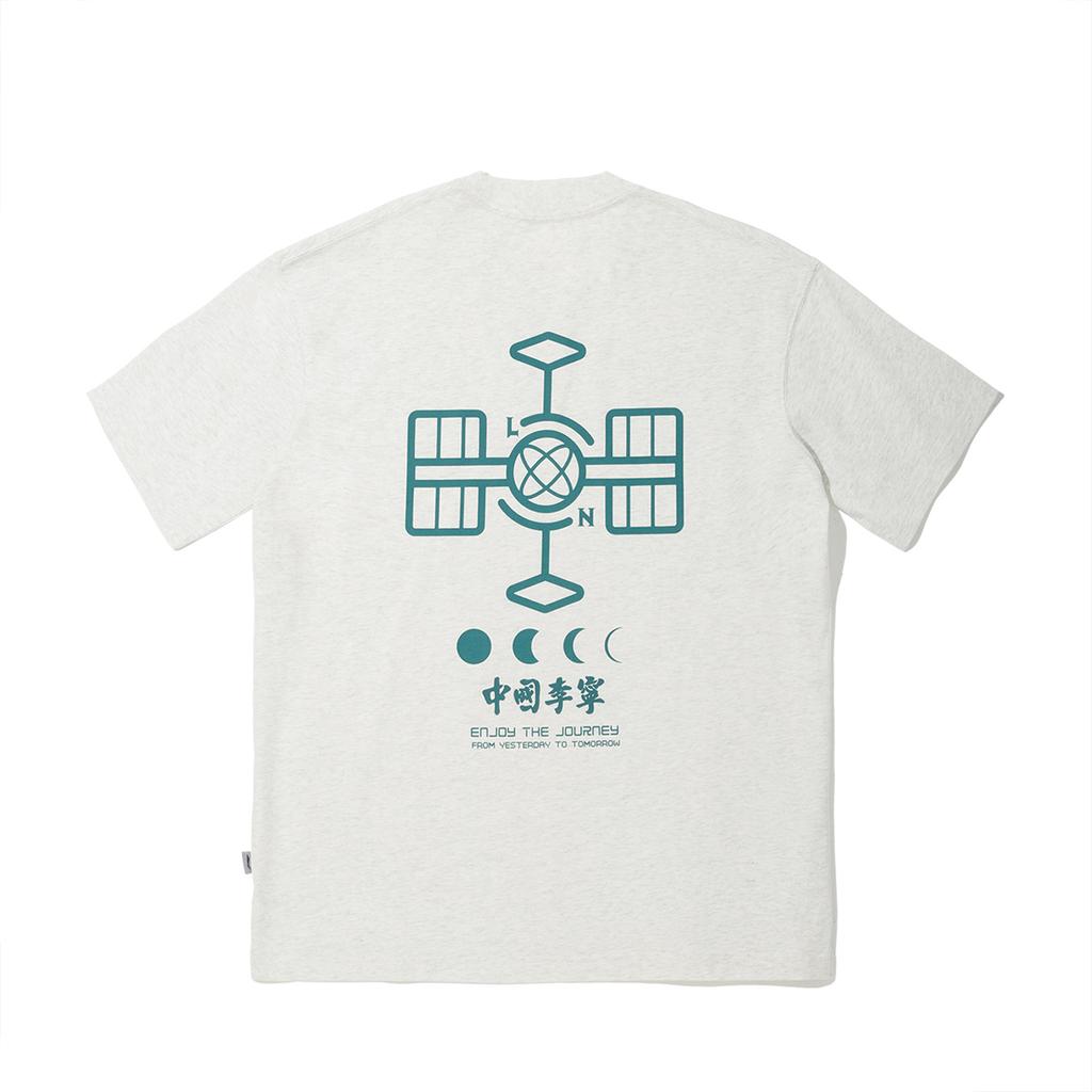 Li Ning Trendy Sports Series Letter Print Pattern Breathable Versatile Short Sleeve T-Shirt Men Tops Flower-Gray Cream-White AHSV819-2