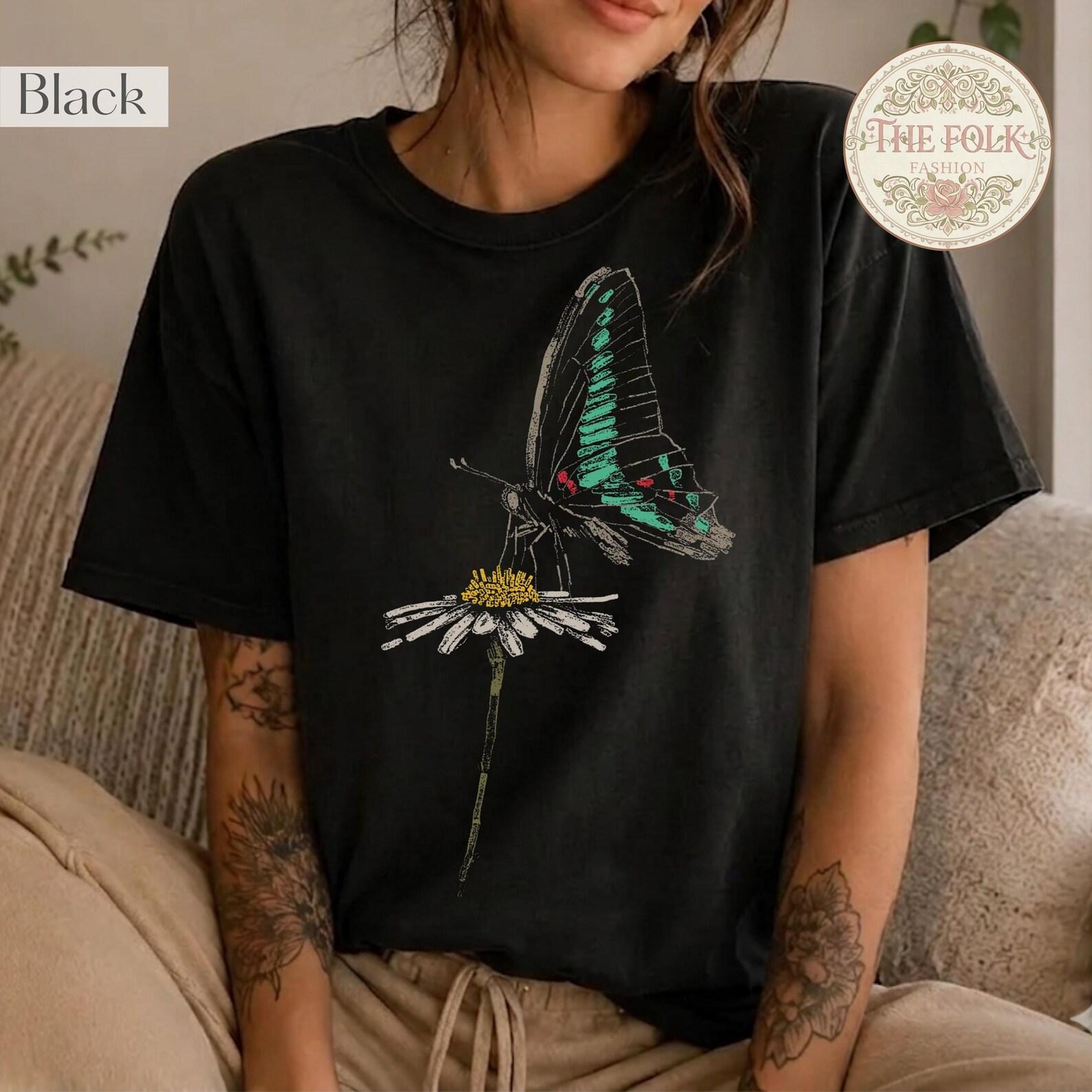 Butterfly Daisy Shirt, Vintage Botanical Tee, Cottagecore Flower Tshirt, Nature Lover Gift, Floral Graphic Tee, Vintage Daisy Flower TShirt S