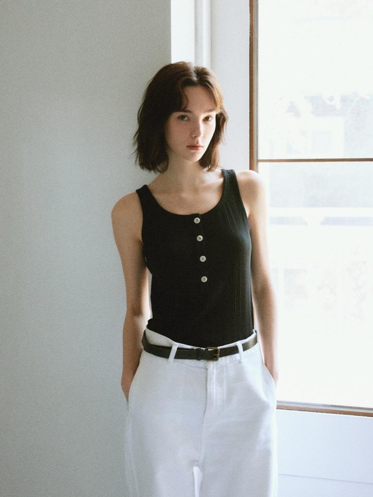 Endeopobeu Basic Button Sleeveless _ Black