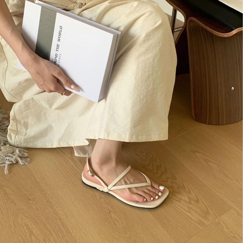 In the summer of 2025, the new one-word strap open-toed lazy flat-bottomed beach vacation women's sandals