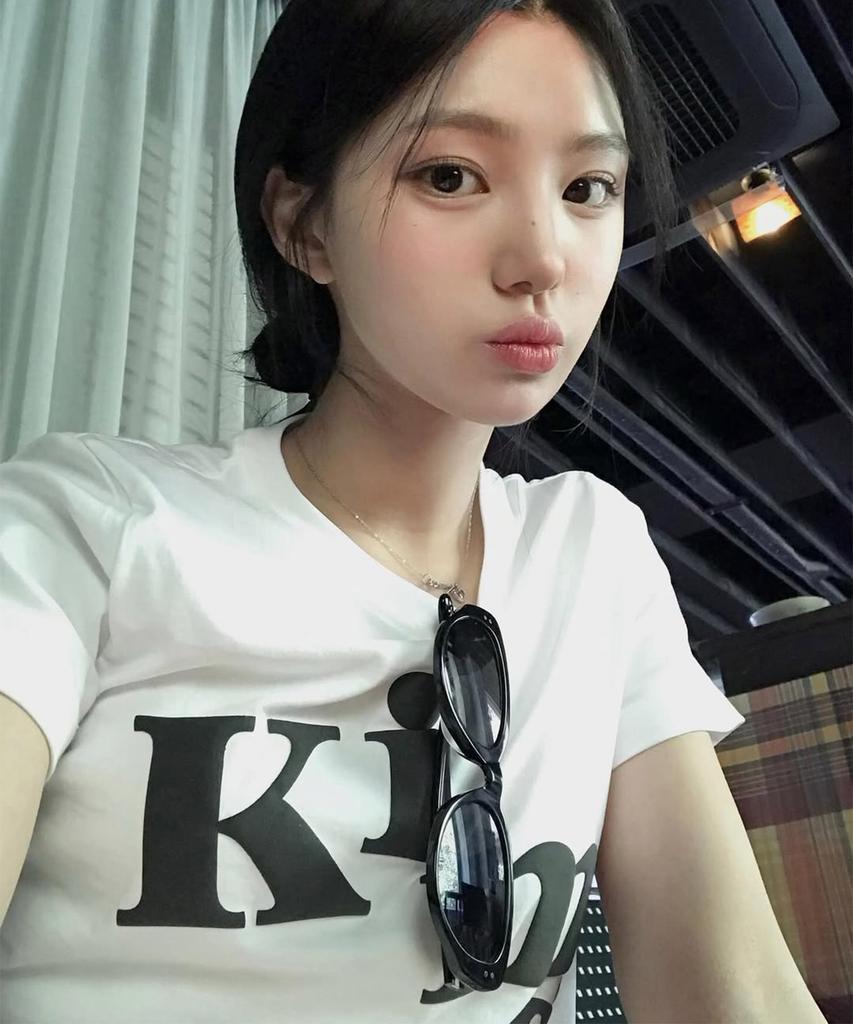 Kimseupeulesikoteunmakes (Unisex) Messy Alpha Logo Tee White