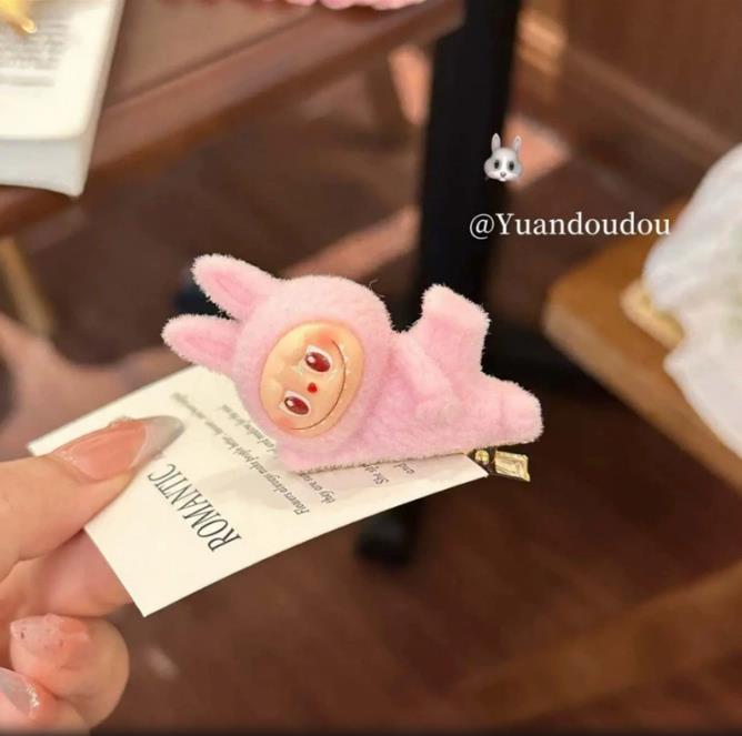 

Кукла Лабу в лежачей позе, заколка для волос, милая заколка для волос в форме сердца для девочек, волнистая заколка для волос с боковой челкой для женщин с прической пучок на затылке, универсальная повязка на голову, заколка для волос