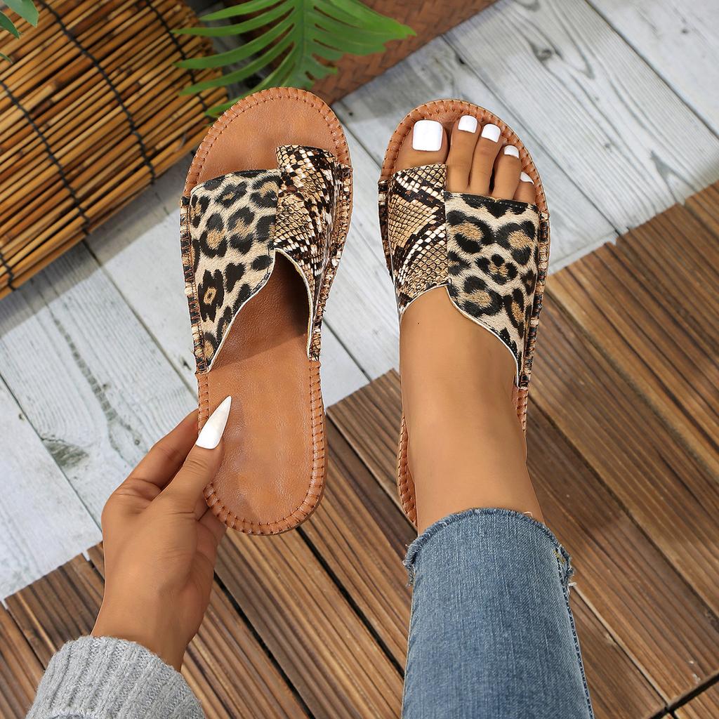 Large Size Beach Slippers for Women, Summer New Style with Leopard Print Toe Cover, Soft Soled Women's Sandals for External Wear