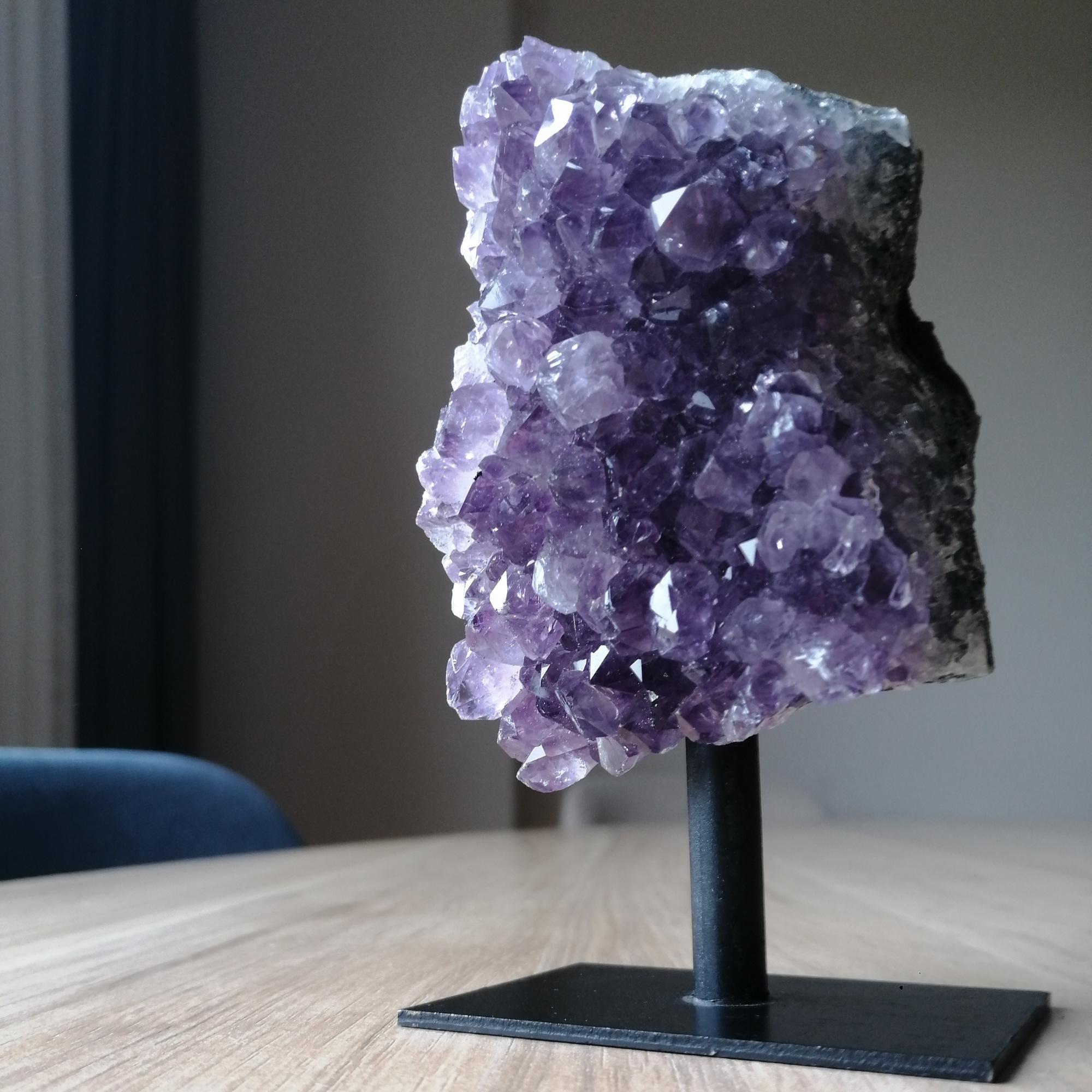 

Декоративный энергетический камень с подставкой из аметиста