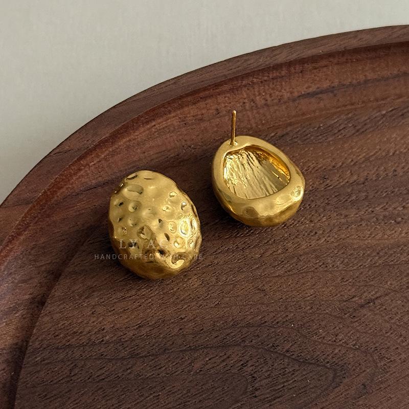 Oval metal handmade hammer stud earrings medieval old texture earrings artistic sense advanced sense commuting versatile earrings