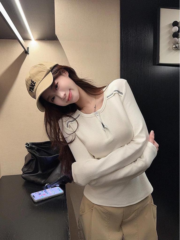 Stylish Korean Slim-Fit Half-Zip Long-Sleeve Top: Trendy, Figure-Flattering, Versatile Autumn/Winter Base Layer.