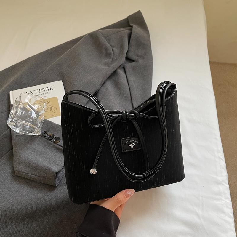 

New strap bow handbag women s fashion casual shoulder bag high value bucket bag чорний