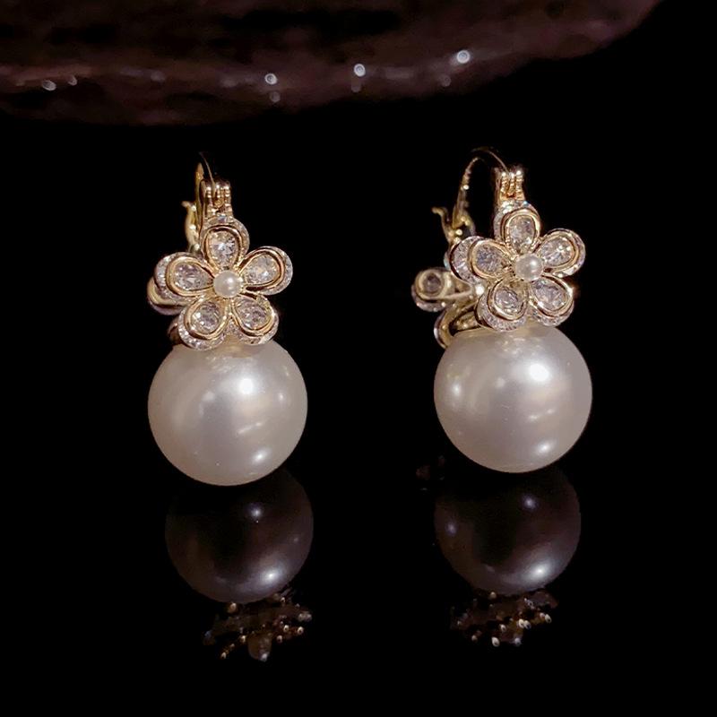 Douyin-Inspired Zircon Flower & Pearl Ear Cuffs: Chic, Elegant, Versatile Design for Sweet Influencer Style. 