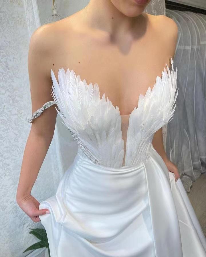 

GY feathers mopping floor swinging slit dress dress European and American XL білий