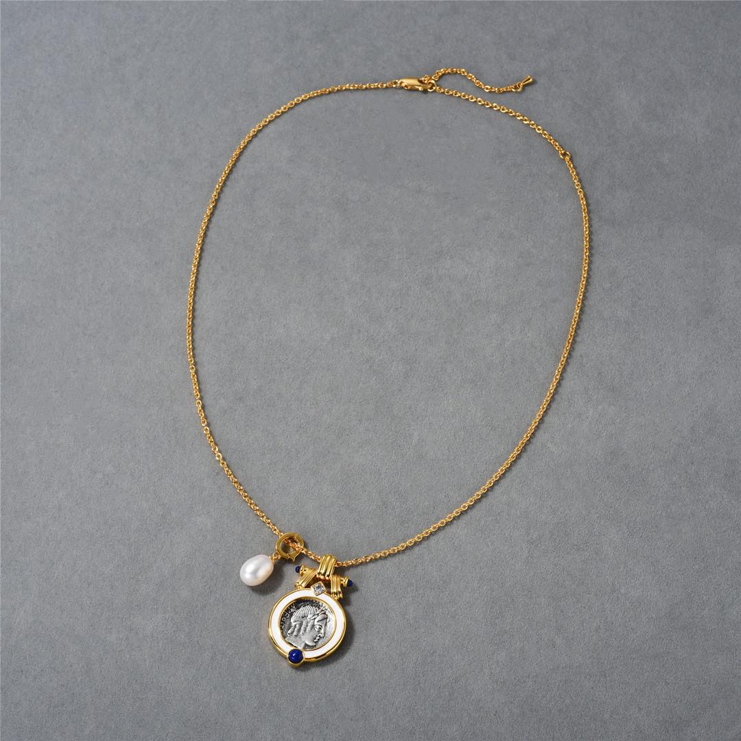 Винтажная тяжелая промышленность создает двусторонний рельефный амулет-подвеску на цепочке с изображением бога солнца Аполлона и натуральным жемчугом