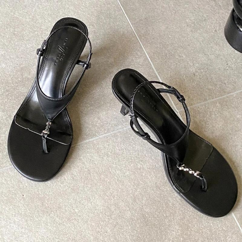 Fashion Comfort Clip Toe Design Brand Flip Flops Women Fashion Metal Chain Decoration Ankle Strap Slide Sandals Elegant Zapatos De Mujer