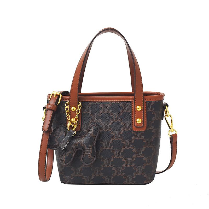 

Versatile personality design portable bucket bag women s 2025 summer new trendy fashion simple printing shoulder messenger bag коричневий