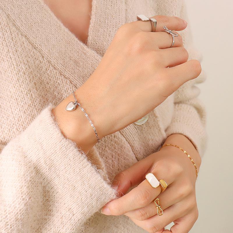 Pastoral Style Heart Pendant Bracelet - Fashionable Korean Version, Non-fading Girly Jewelry for Students