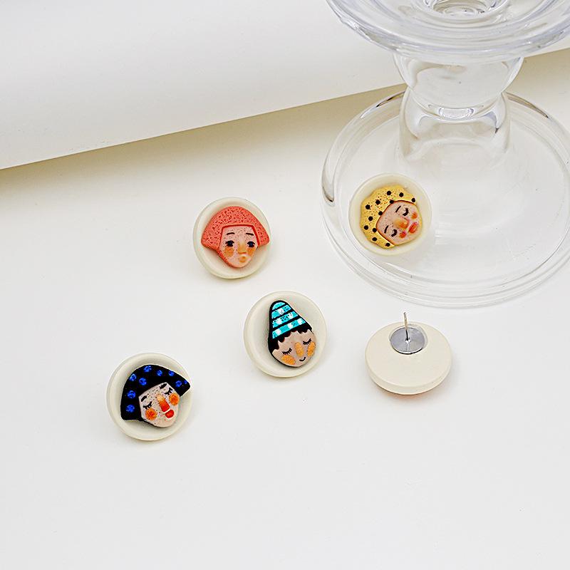 Boucles d'oreilles Cartoon Mignonnes Boucles d'oreilles Puces Fille Originales Visage de Poupée en Résine Boucles d'oreilles Simples pour Femmes