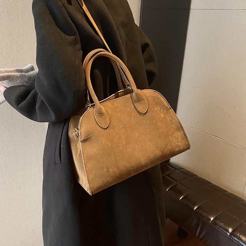 New Large-capacity One-shoulder Hand-held Matte Large Bag with Meat Label and Tag Messenger Bag Large Bag.