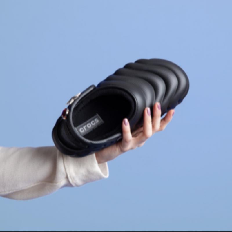 Crocs Classic Lined Overpuff Clog 210059 001