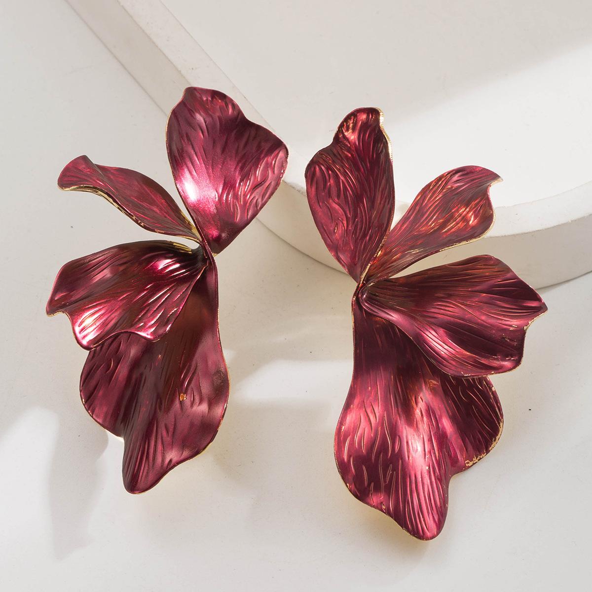 

DIGADAGU Metal Solid Color Flower Petal Stud Earrings New Simple Elegant Earrings Women Baroque Zircon Accessories красный