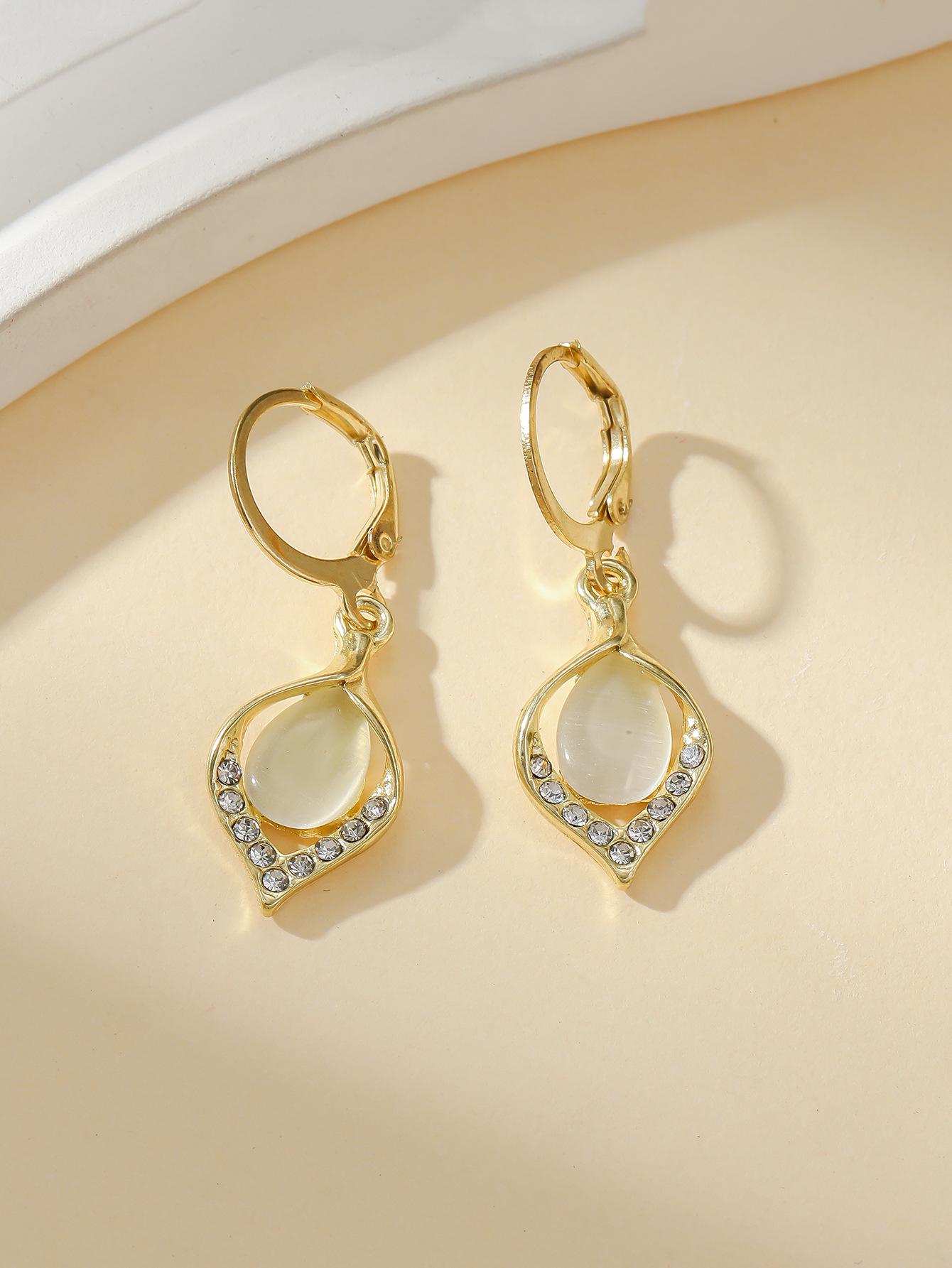 Luxurious Rhinestone Water Drop Cat s Eye Ear Cuffs for Women