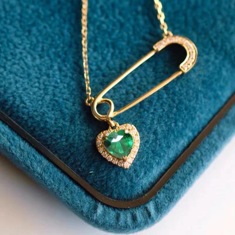 

Seiko Silver Emerald Heart Brooch Necklace for Women - Elegant Paperclip Chain Design