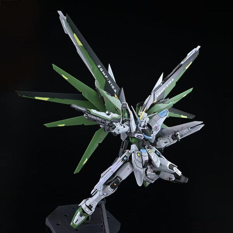 New MG 1/100 Strike Freedom 2.0 White Green Action Figures Assembly Model Kit Desktop Ornament Plastic Toys Boys Collect Gifts