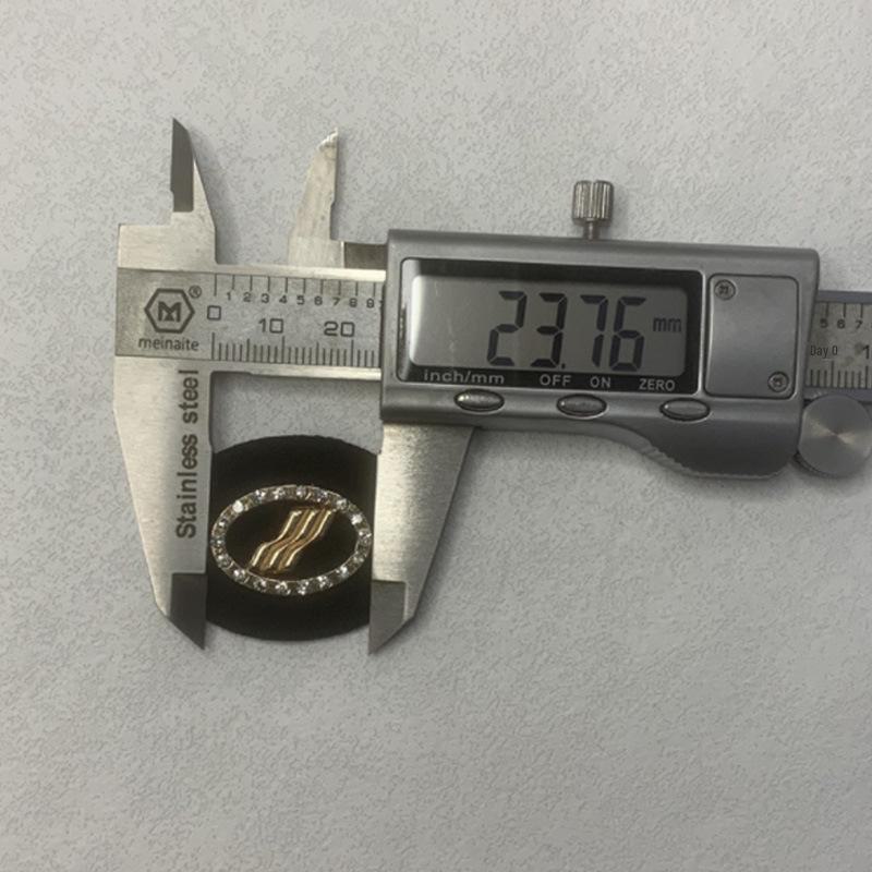 Bekleidungszubehör aus Leder mit Markenlogo und Legierung