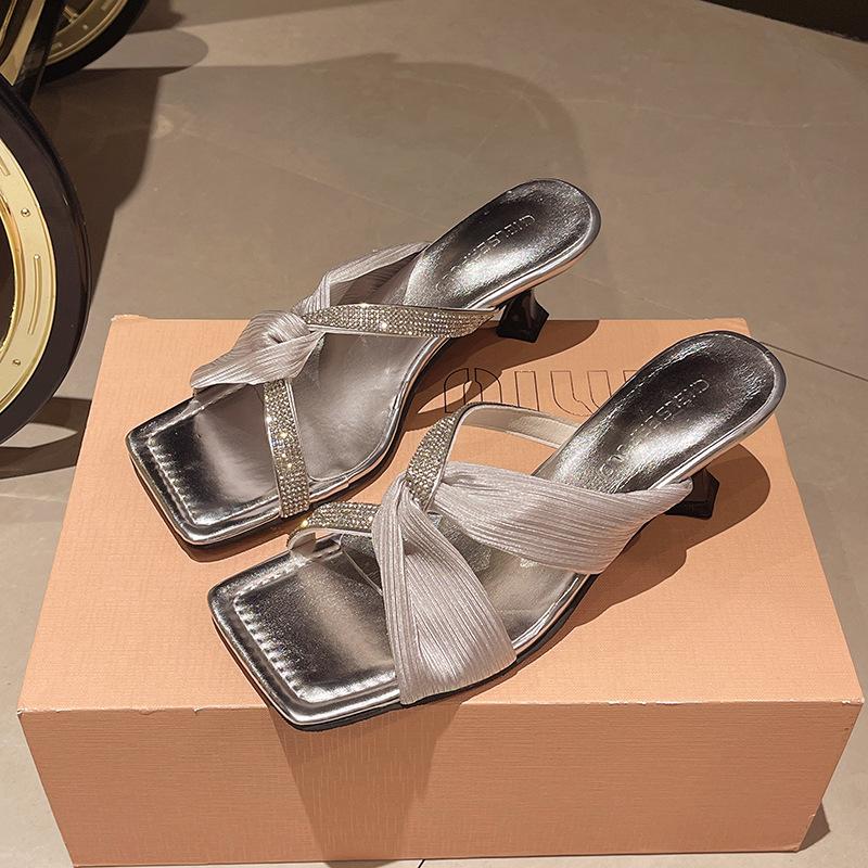 

Шлепанцы с квадратным носком и перекрестными ремешками для женщин, для ношения летом 2025 года. Новые темпераментные универсальные шлепанцы с открытым носком. 40 серебряный