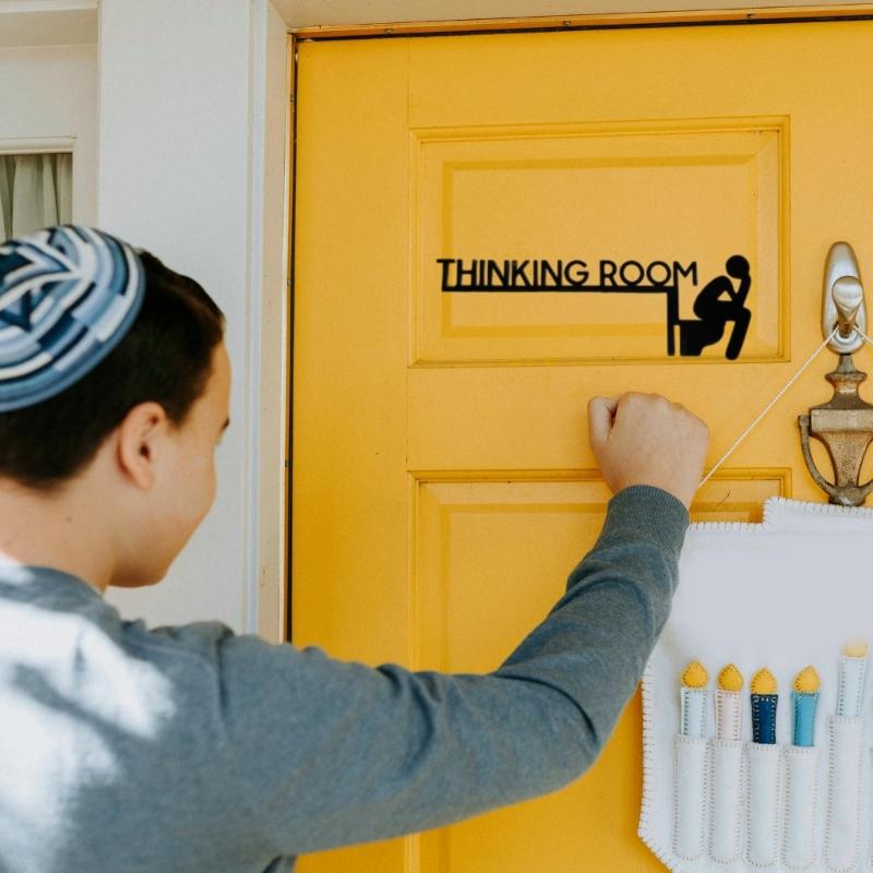 Propracovaná kovová nástěnná socha THINKING ROOM pro dekoraci stěny v jakékoli místnosti nebo zahradě