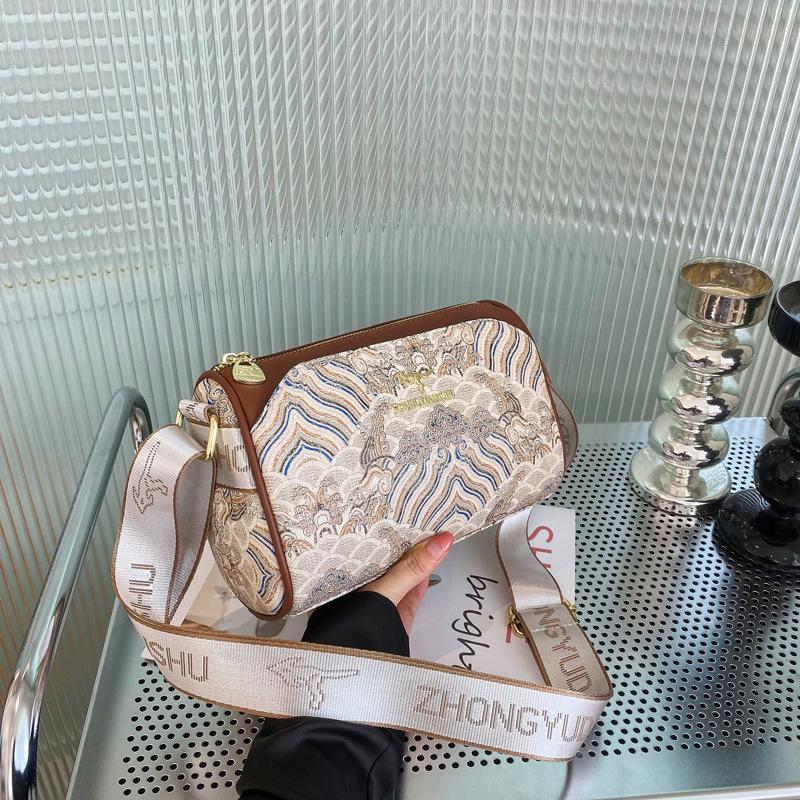 

Женская дорожная сумка 2025: Трендовая кроссбоди с принтом в китайском стиле и текстурированной отделкой 25*13*15 cm хаки