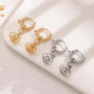 Brincos Minimalistas Personalizados Tridimensionais de Saturno com Fivela de Orelha para Mulheres