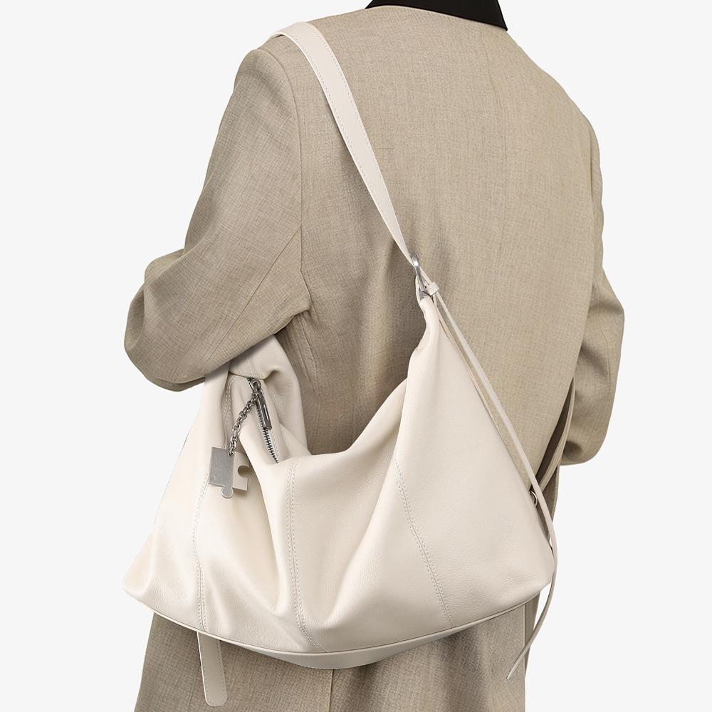 Large Capacity Tote Bag with Urban Simple Style Leather Women's Commuting Versatile Handbag