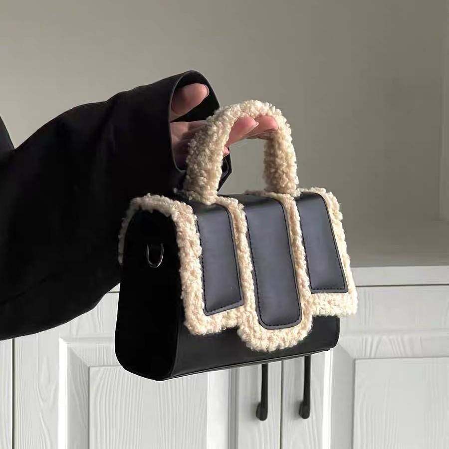 Simple and high-end lamb wool handbag bag, new sweet and cool little black bag, exquisite and versatile messenger bag.