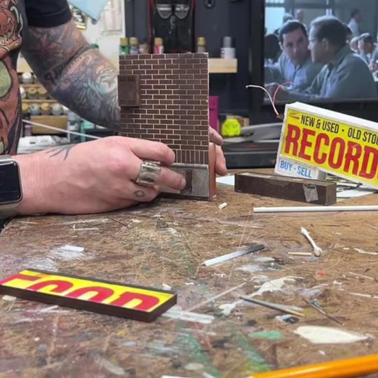 Record Store Wall Light Retro Wall Mounted Decorative Light Nostalgic Record Store Ornament Music-Themed Gift for Music Lovers Record Collectors