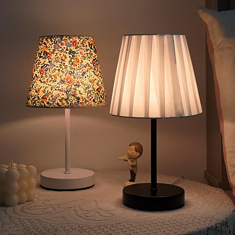 1 Stück Massivholz Stoff USB Kleine Tischlampe Schlafzimmer Nachttischlampe Arbeitszimmer Studentenwohnheim LED Nachtlicht Kreative Atmosphärenleuchte Dekoration