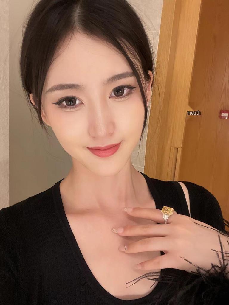 Exaggerated Yellow Diamond Square Sugar Ring Women’s 11 Carat 5A High Carbon Diamond Inlaid 925 Silver.