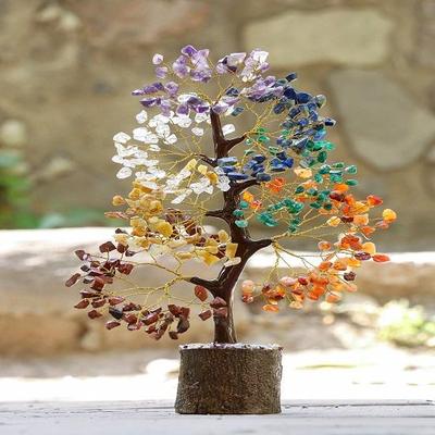 Baum, Chakra Kristallbaum für positive Energie. Kristalle. Heilsteine. Baum der sieben Chakren