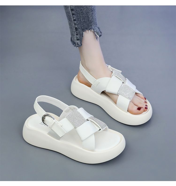 

Крутые шлепанцы на толстой подошве женские 2025 лето новая уличная одежда на высокой мягкой подошве шлепанцы на одном ремешке обувь для пляжа маффины 37 белый