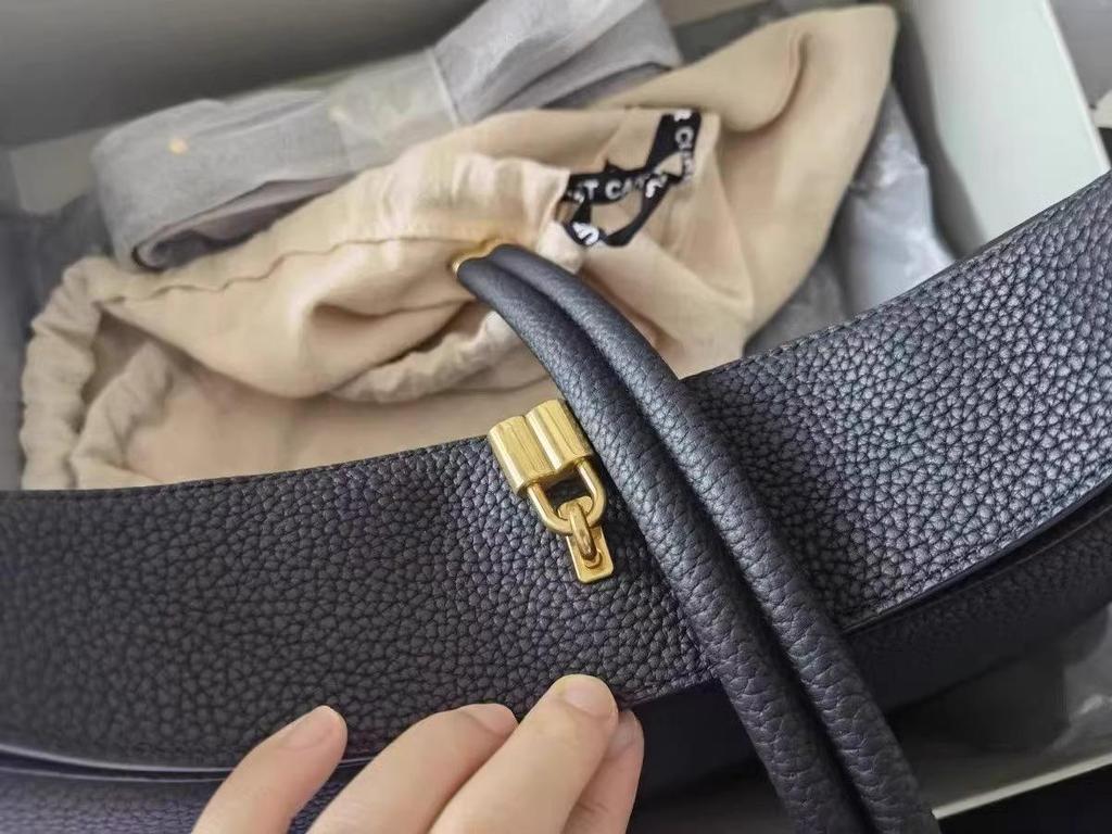 Elegant High-End Versatile Women's Shoulder Bag - Solid Color, Fashionable Commuter Handbag