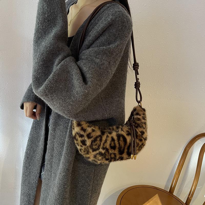 Plush Bag Women's Niche Leopard Print Shoulder Bag Popular Fashion Commuter Messenger Dumpling Bag