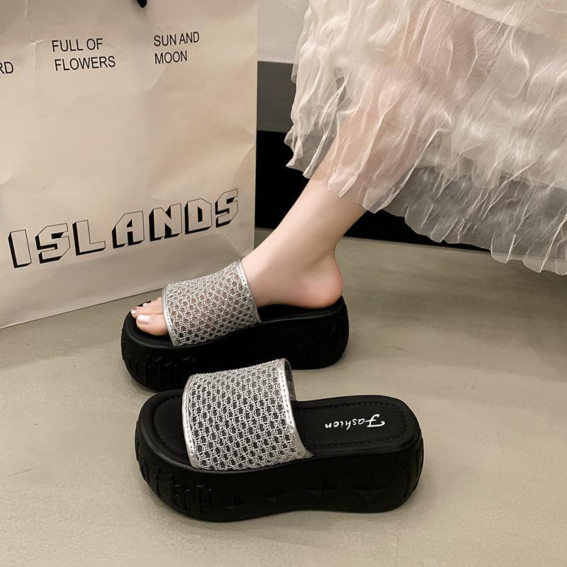 

Thick-soled slippers for women s wear, new summer sequins, one-word drag, slope heel, muffin, cool slippers, increased height by cm 40 серебряный