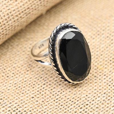 Schwarzer Spinell-Edelstein, handgefertigter Ringschmuck aus massivem 925er Sterlingsilber