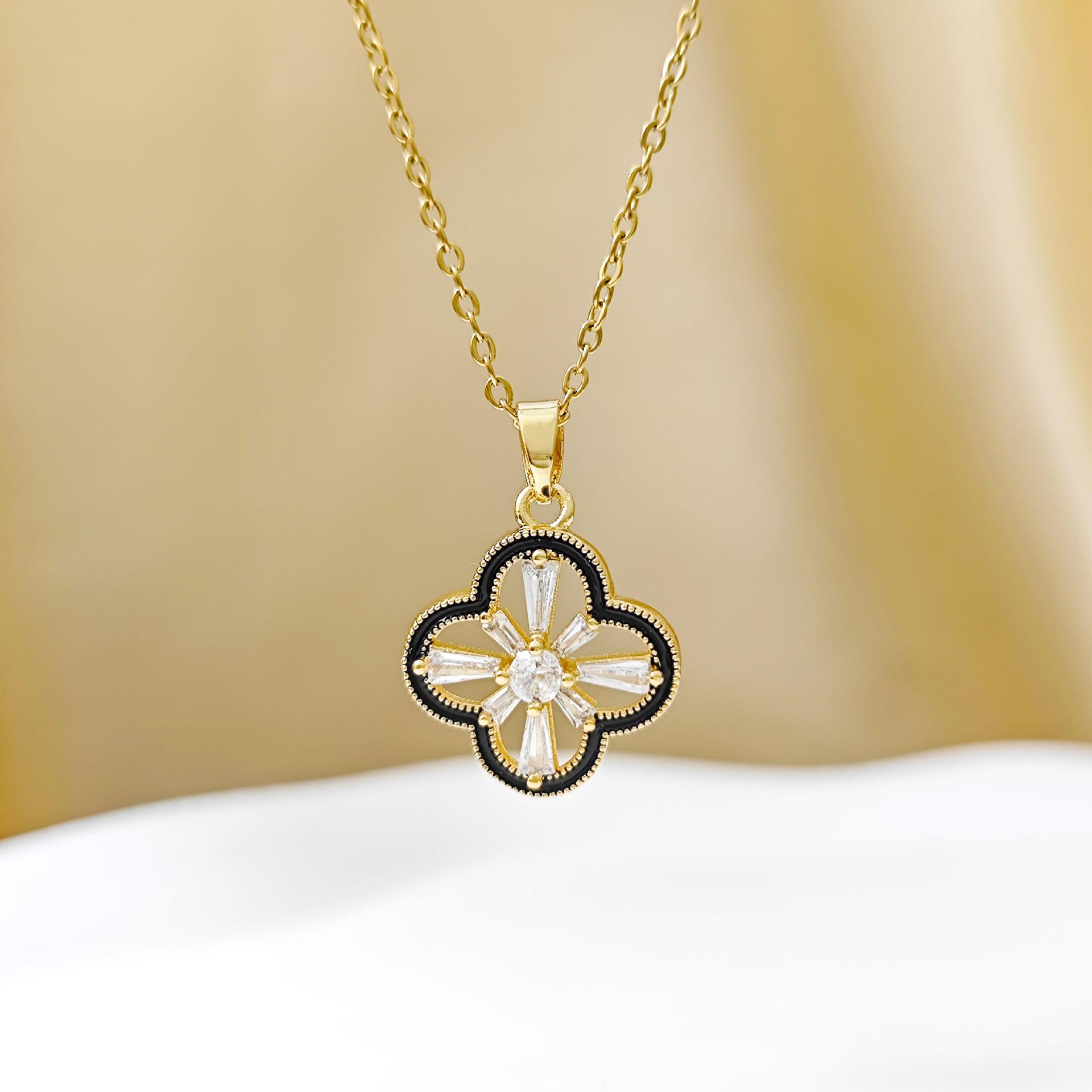 Clover Rhinestone Necklace with Zirconia Flowers – Luxurious, Versatile, Fashionable Clavicle Chain Jewelry.