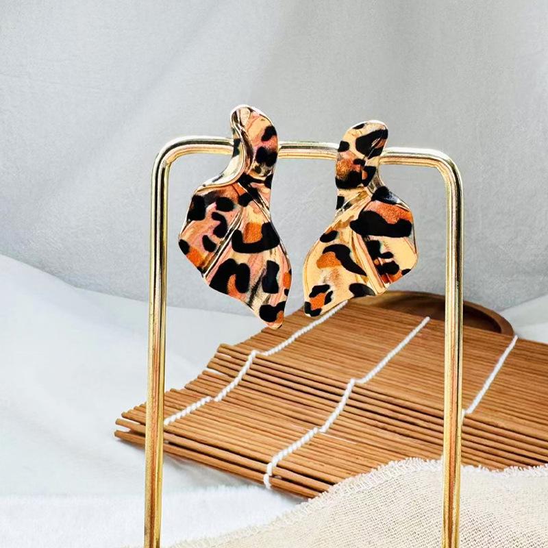 

Fashion leopard print skirt love stud earrings golden yellow retro style niche creative classic jewelry hot sale