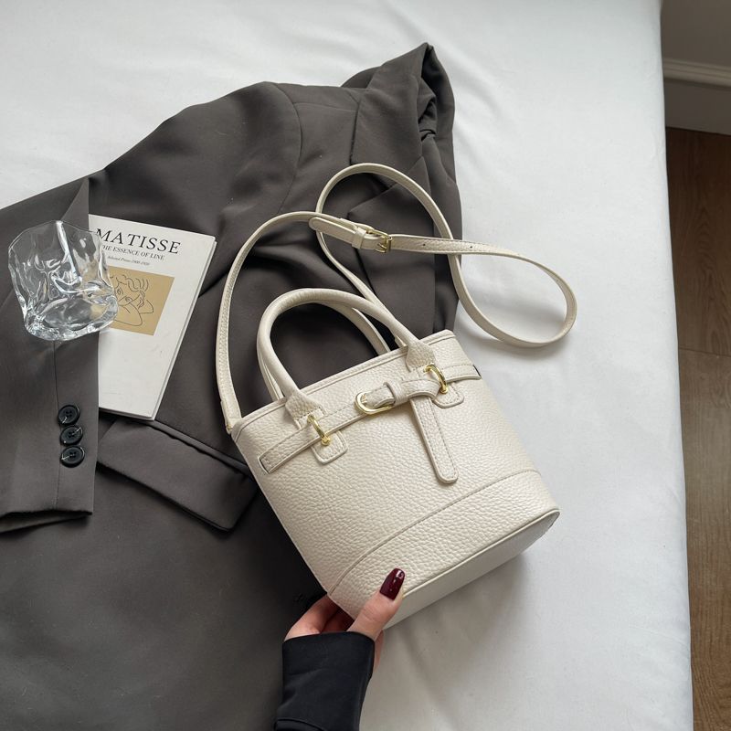 

Exquisite Super Popular Small Bag Women s 2025 New High-Grade Versatile Messenger Bag Fashion Popular Portable Bucket Bag Off-white without pendant