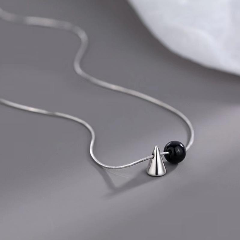 Trendy náhrdelník s kuželem z černého achátu: Lehký luxus, Niche design, Všestranný klíční řetízek pro ženy